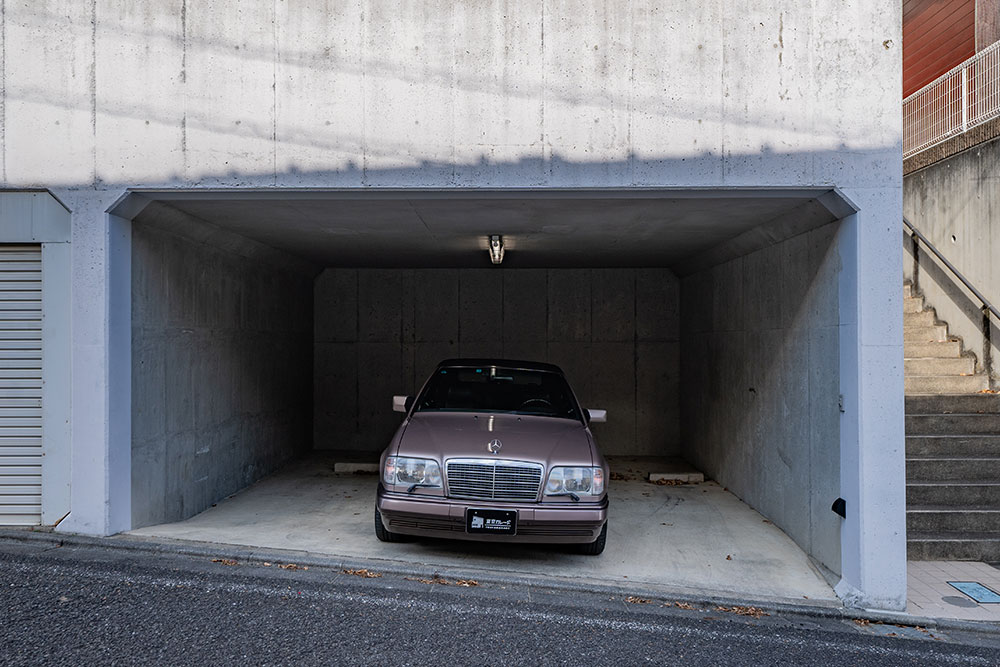 正面右側の屋根付き駐車場