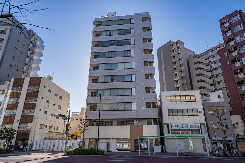 永代通りに面して建つSRC造10階建て