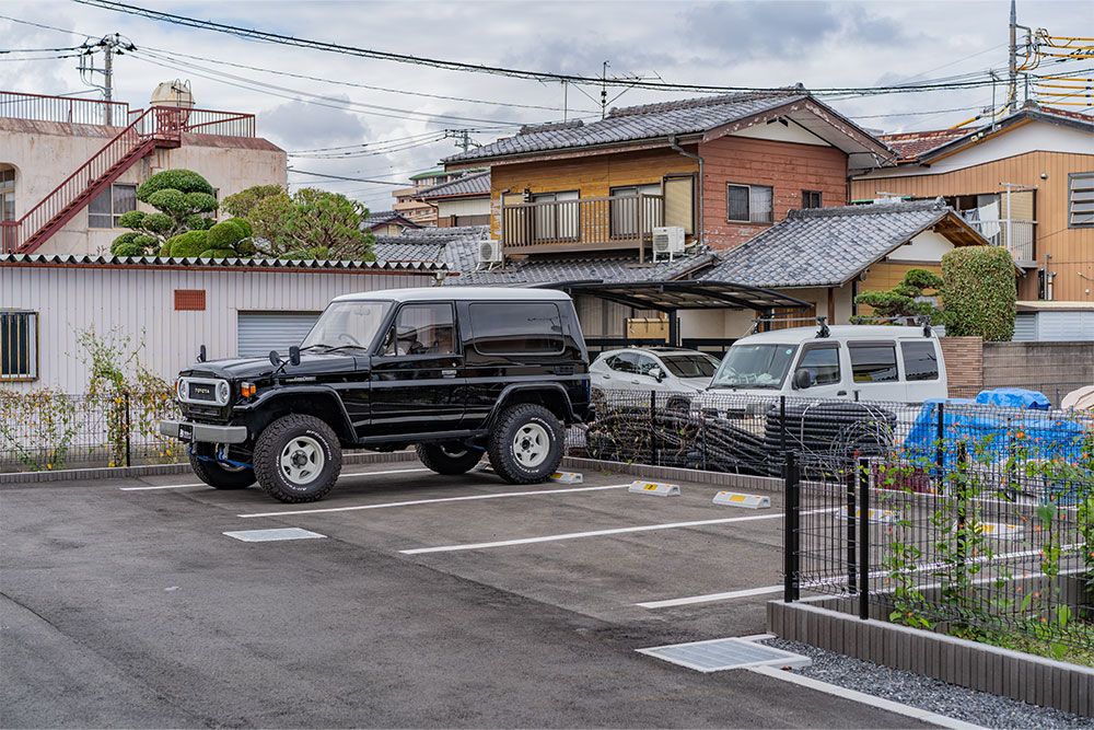 ガレージ入出庫の妨げにならない独立駐車場