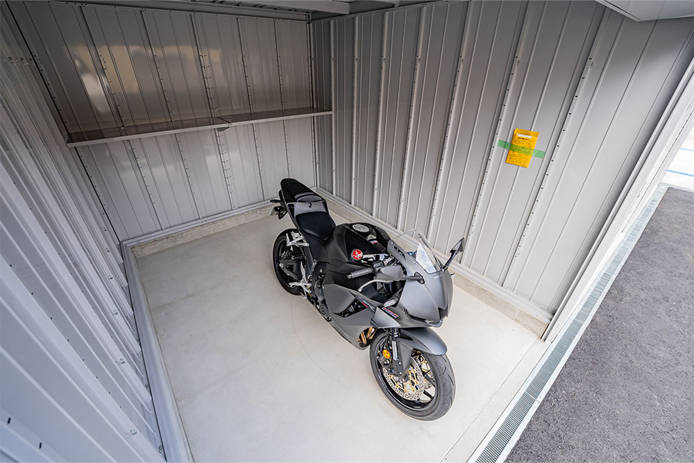 ガレージに駐車したHONDA_CBR600RR