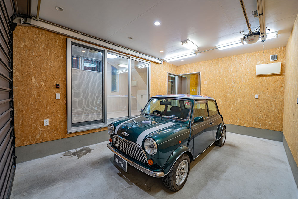 ガレージに駐車したローバーMINI