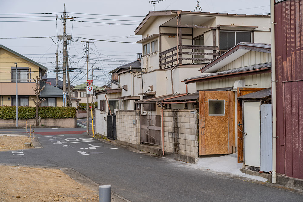 ガレージ入口側前面道路の様子