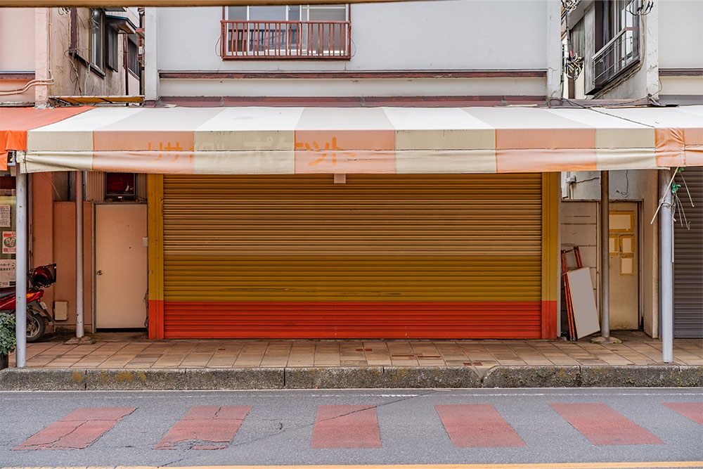 商店街側のシャッターを閉めた状態