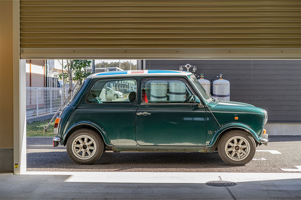 屋外駐車スペースに駐車したローバーMINI