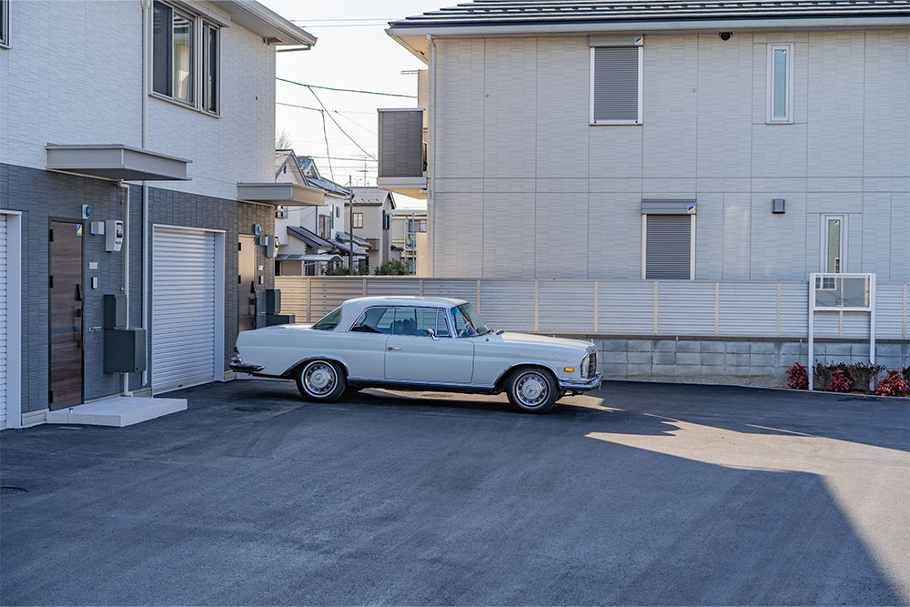 ガレージ前の屋外駐車スペース