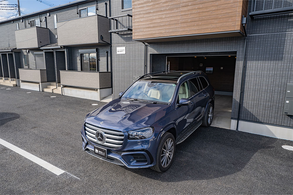 ガレージを出発するMercedes benz_GLS450d