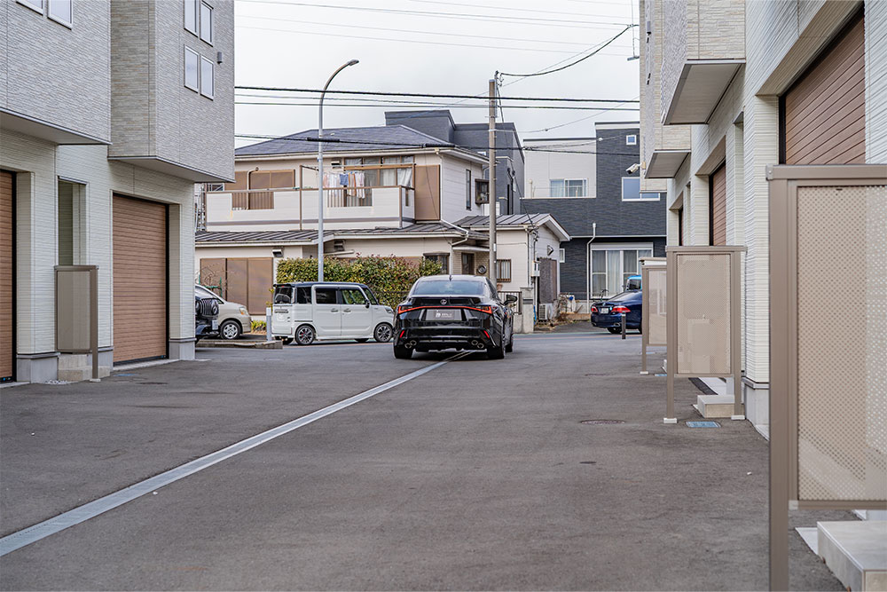 対向配置とすることでゆとりある車路幅を確保