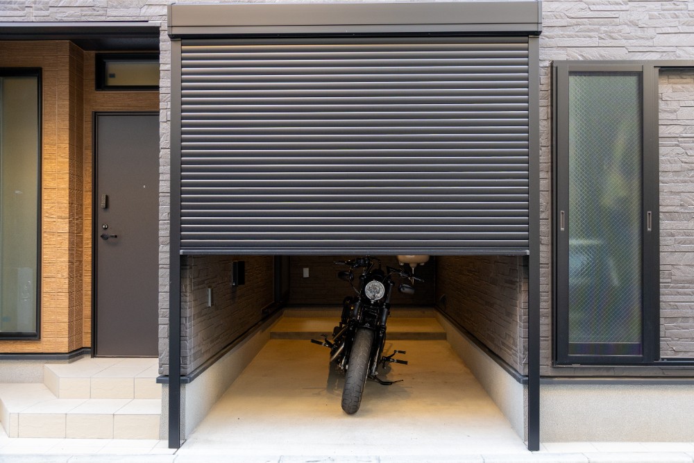 ガレージに駐車したHarley-Davidson_XL1200X