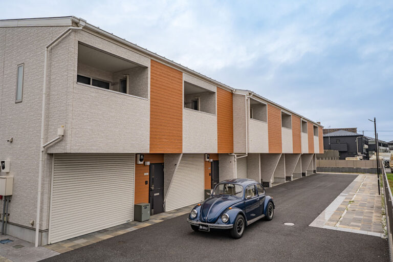大型車も入庫可、石材タイルで仕上げたゆったりガレージ|千葉市緑区