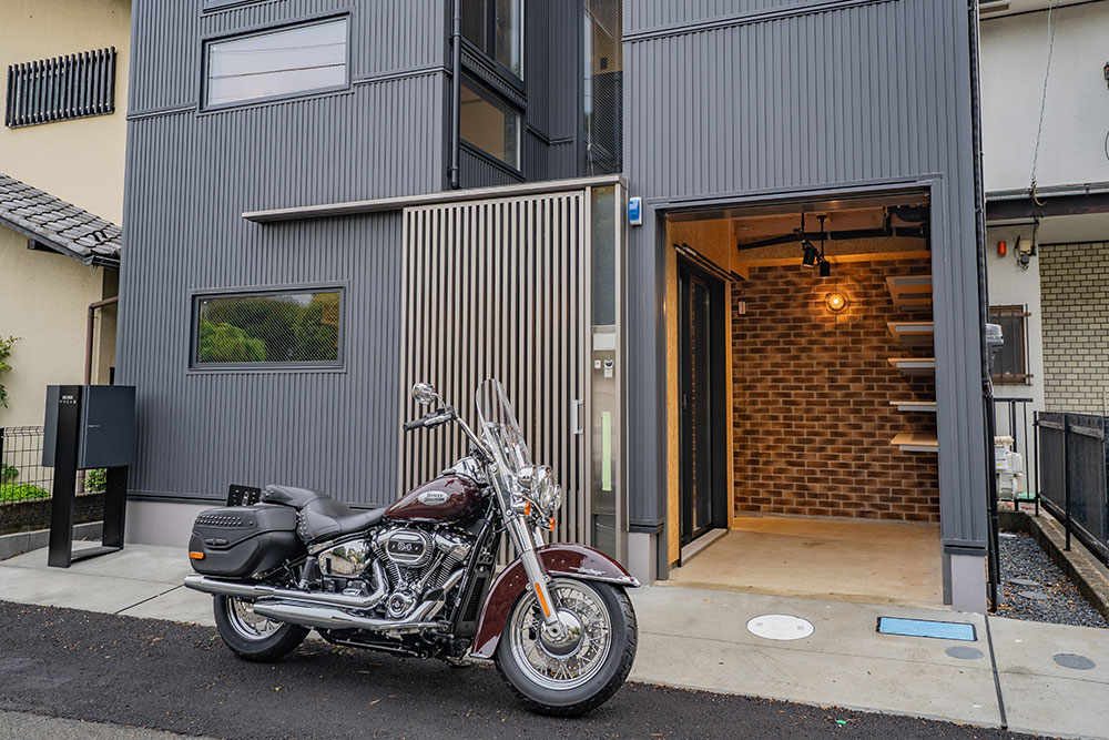 ガレージ前に駐車したHarley-Davidson_HeritageClassic114