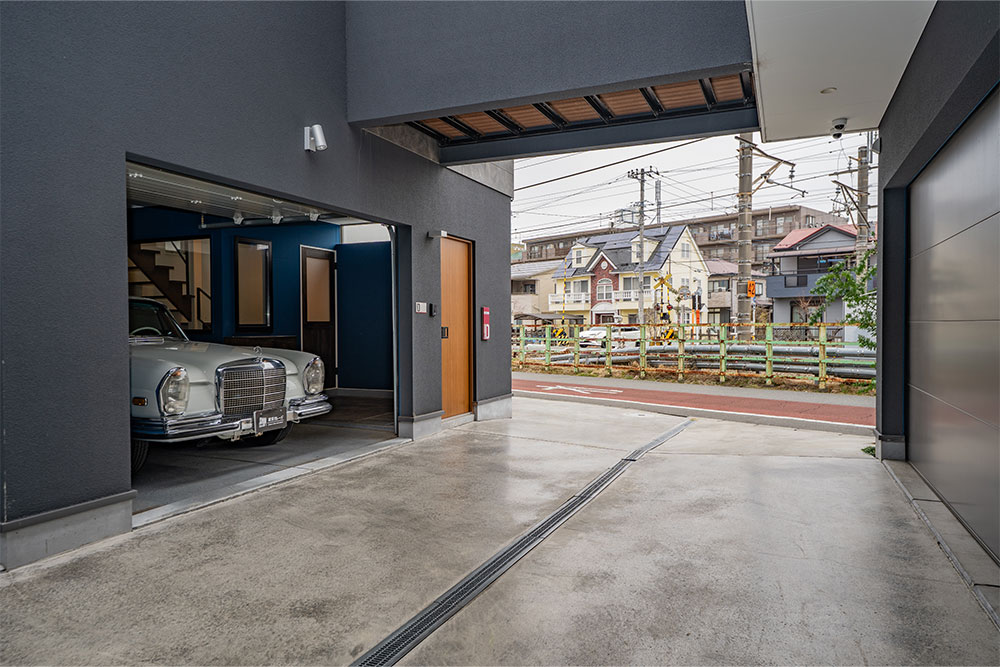 建物の間の車路