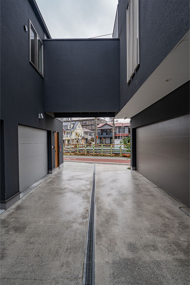 建物の間の車路