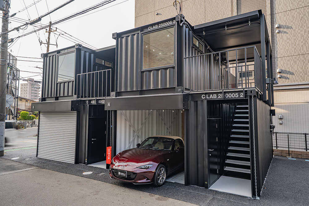 コンテナ風に仕上げた鉄骨造2階建て