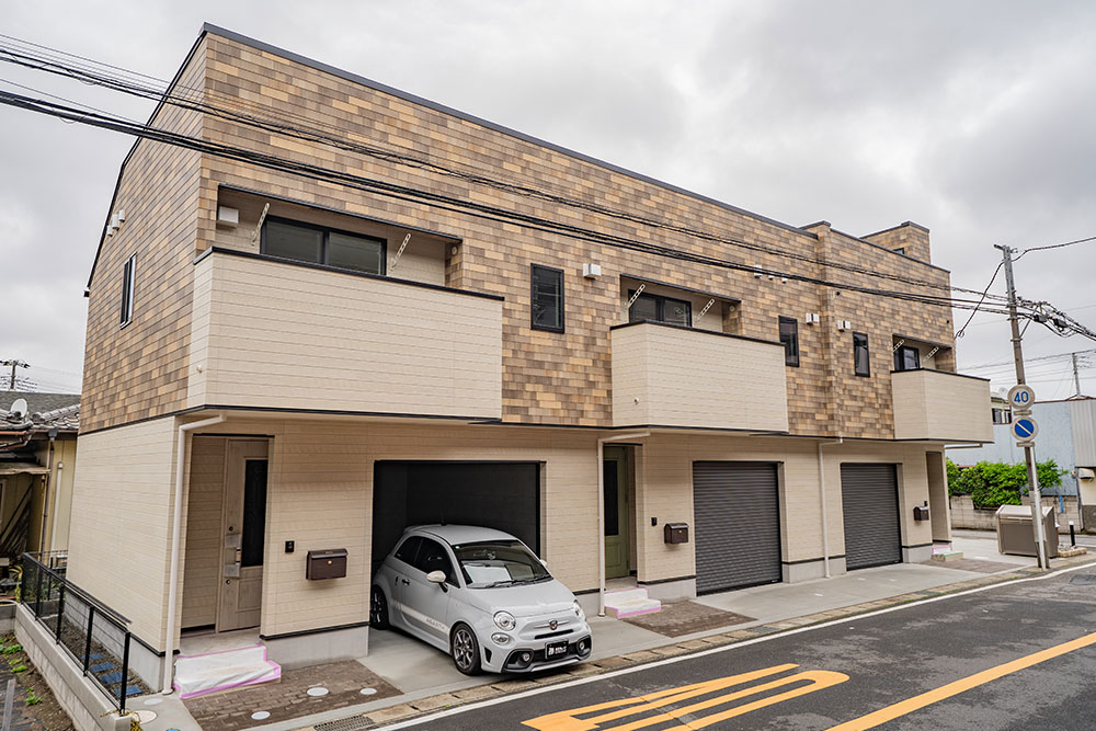 アースカラーでまとめられた建物外観