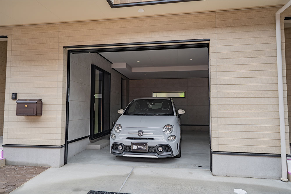 ガレージに駐車したABARTH595