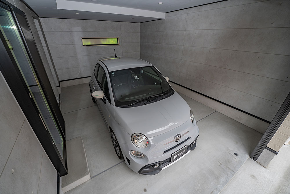 ガレージに駐車したABARTH595