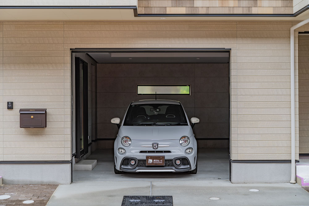 ガレージに駐車したABARTH595