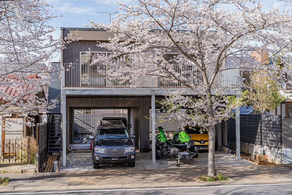 桜並木沿いに建つ2戸構成のガレージハウス