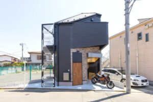 アイデアが詰まった狭小バイクガレージハウス｜仙川駅 徒歩14分