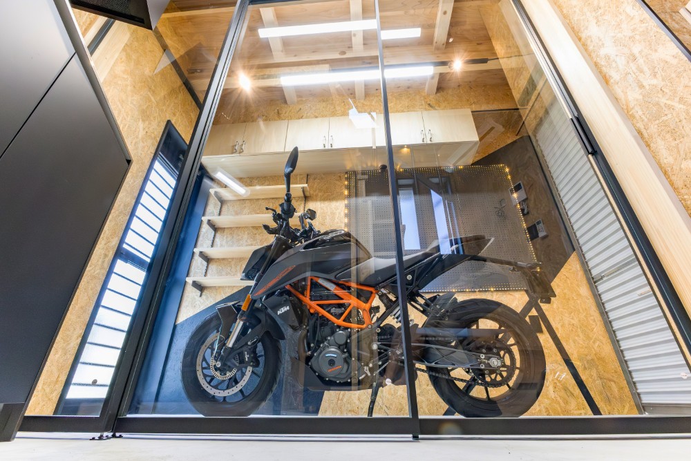 ガレージに駐車したKTM390DUKE