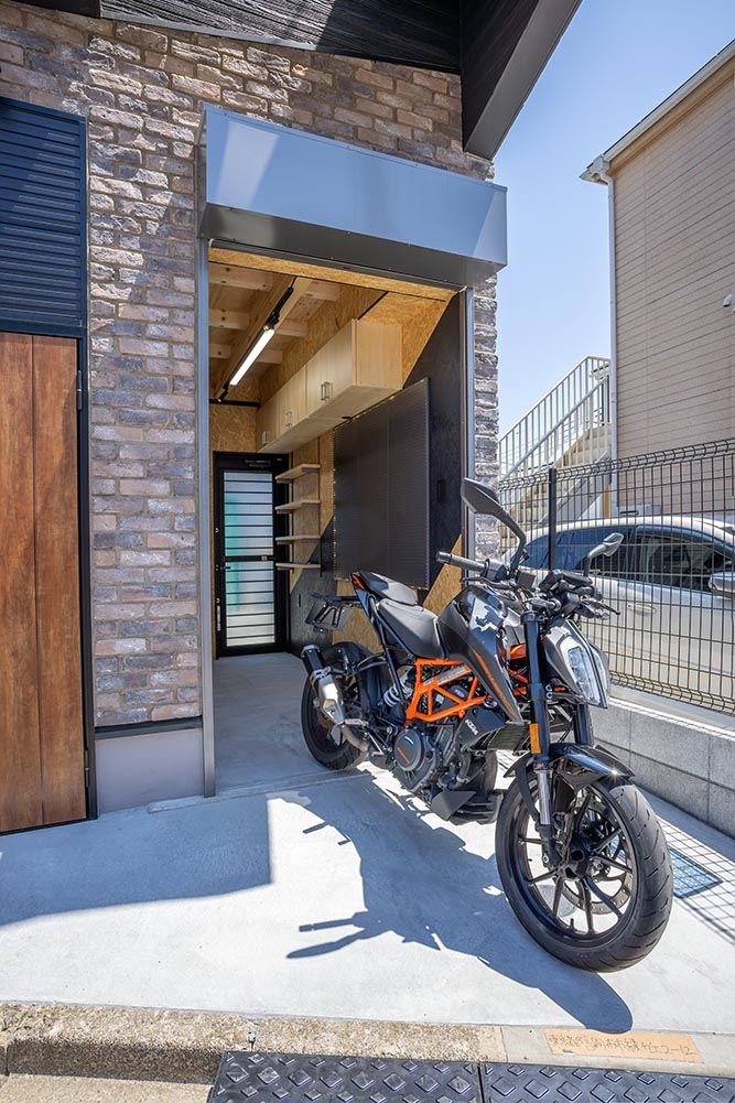 ガレージを出発するKTM390DUKE