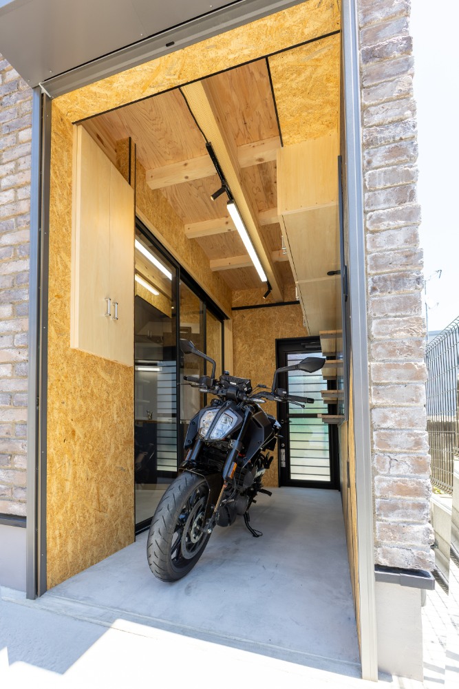 ガレージに駐車したKTM390DUKE