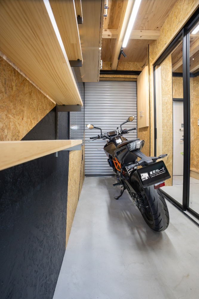 ガレージに駐車したKTM390DUKE