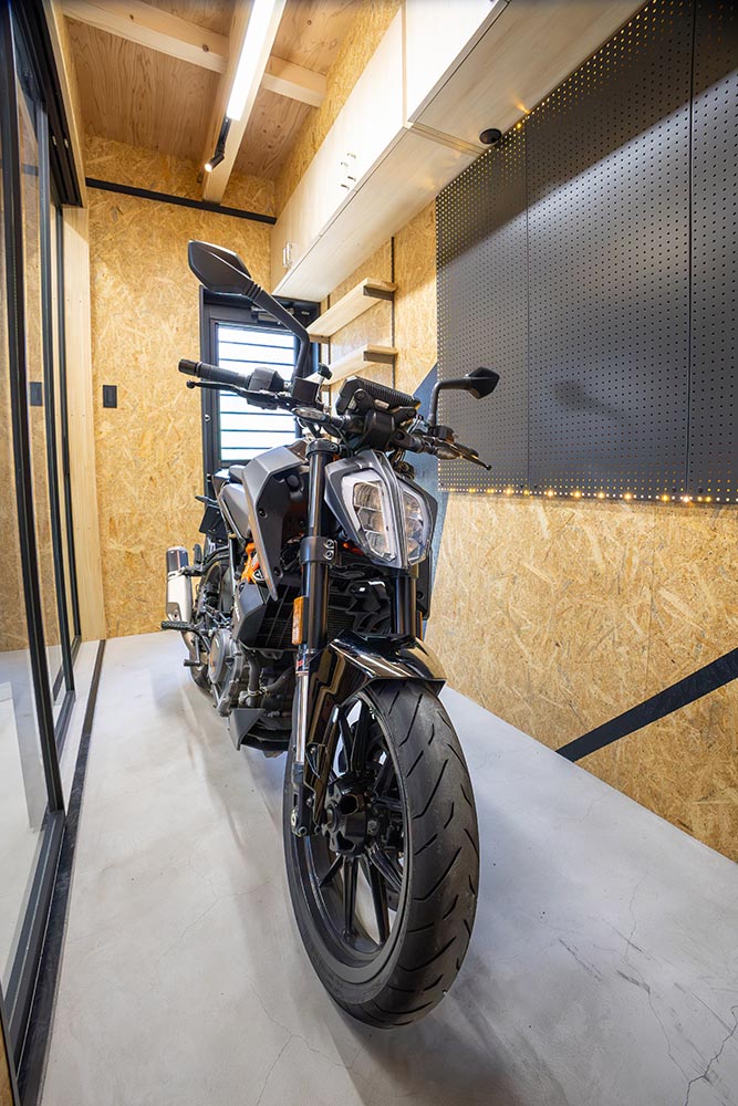 ガレージに駐車したKTM390DUKE