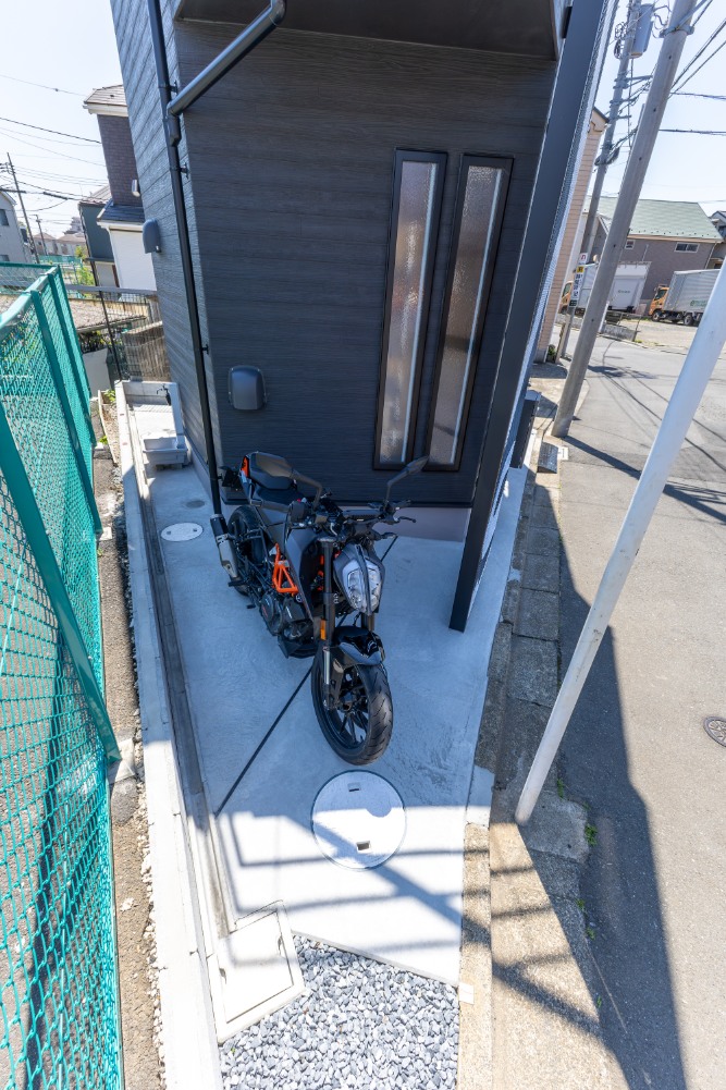 建物外のバイク駐車スペース