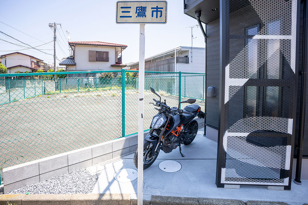 建物外のバイク駐車スペース