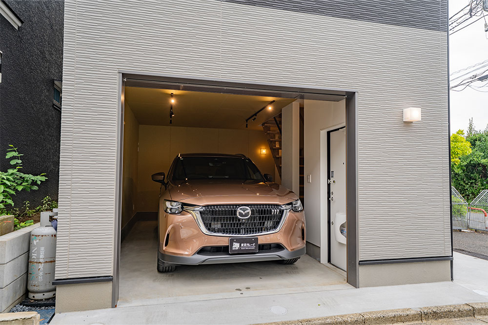 ガレージに駐車したMAZDA_CX-80