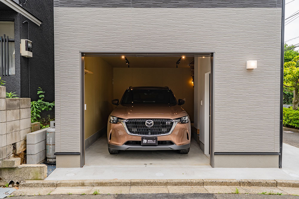 ガレージに駐車したMAZDA_CX-80
