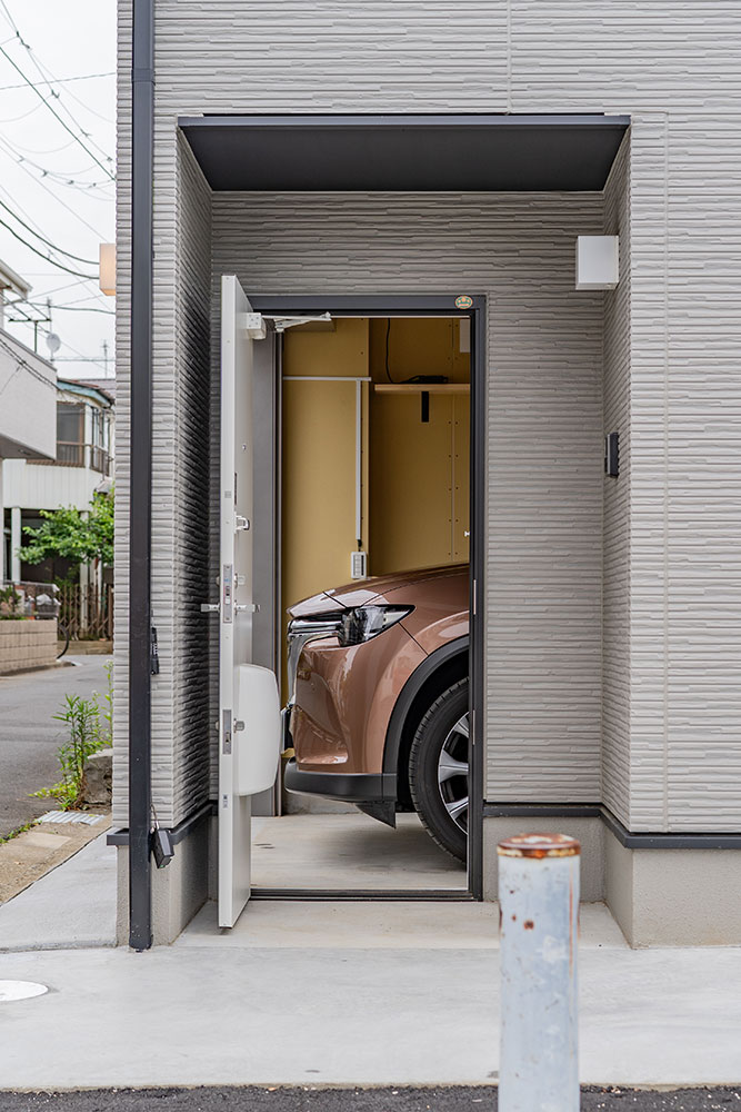 ガレージ横の玄関扉