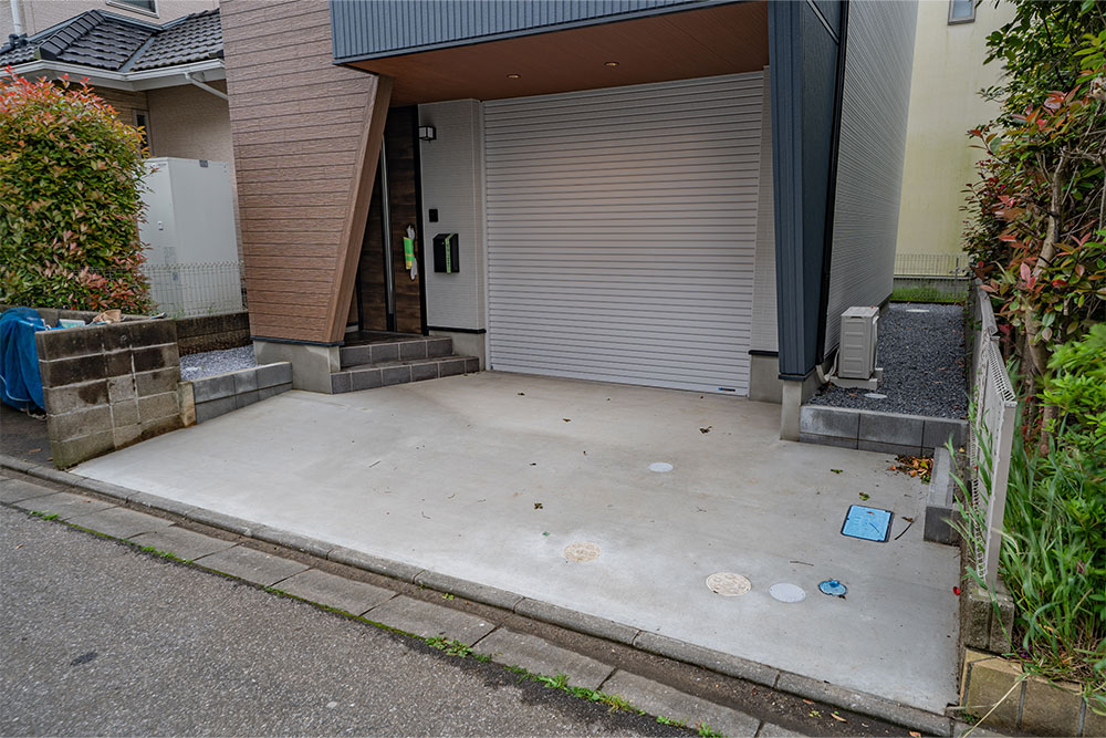 ガレージ前には小型車を駐車できる
