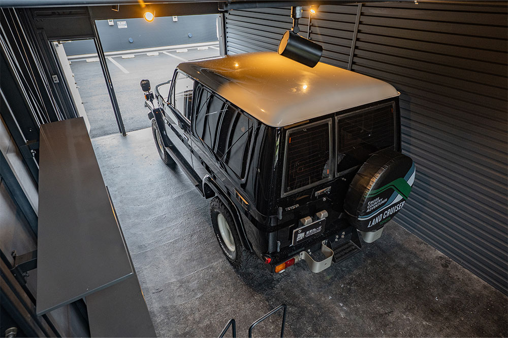 ガレージに駐車したランクル70 PX-10