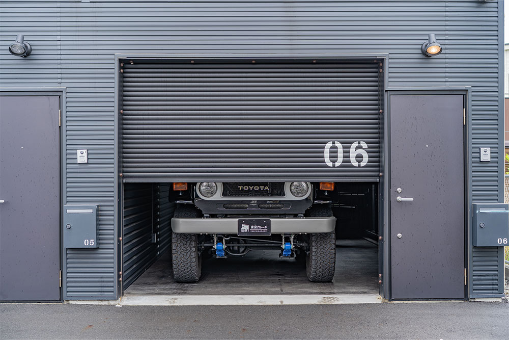 ガレージに駐車したランクル70 PX-10