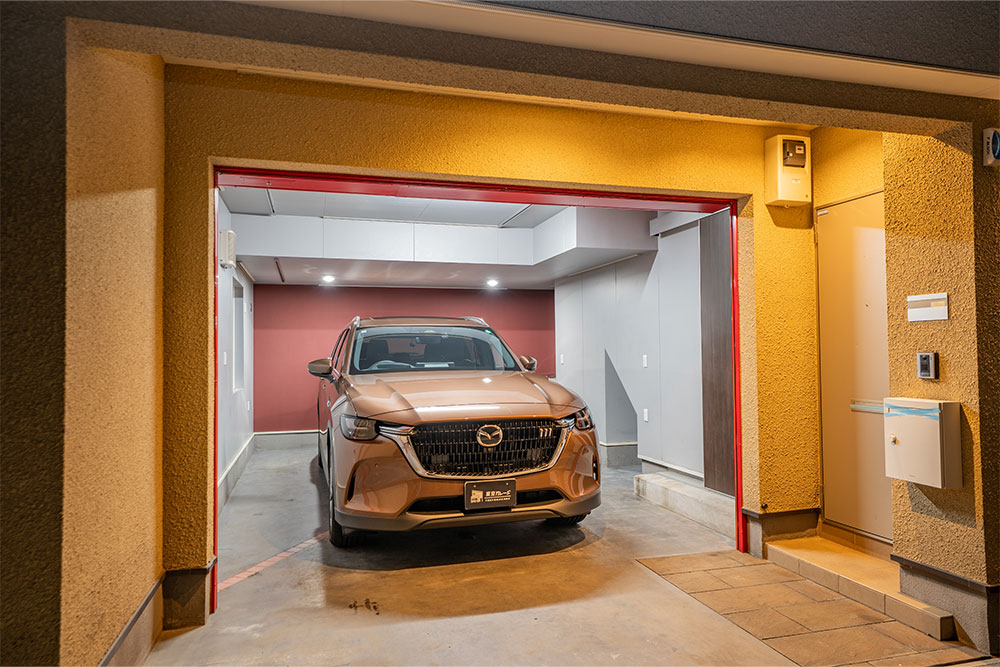 ガレージに駐車したMAZDA_CX-80