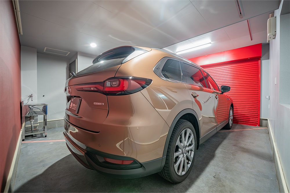 ガレージに駐車したMAZDA_CX-80