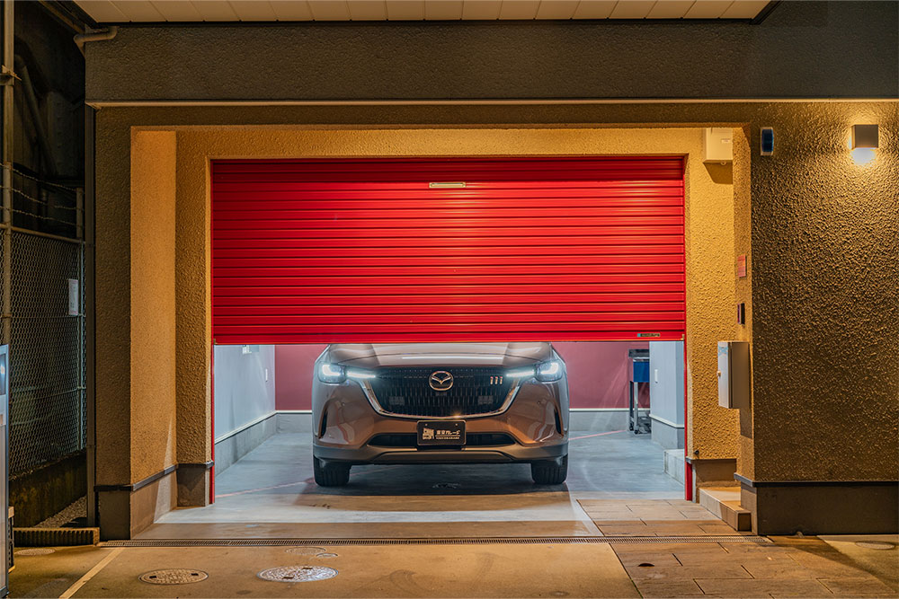 ガレージに駐車したMAZDA_CX-80
