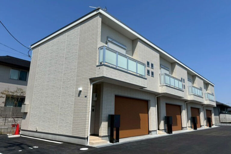 バイクや遊び道具も詰め込める、開口4.0mのワイドガレージ|箕面市