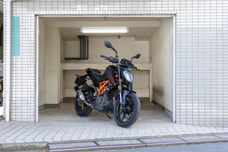 100V完備、複数バイクを保管できる環七至近の貸しガレージ|中野区