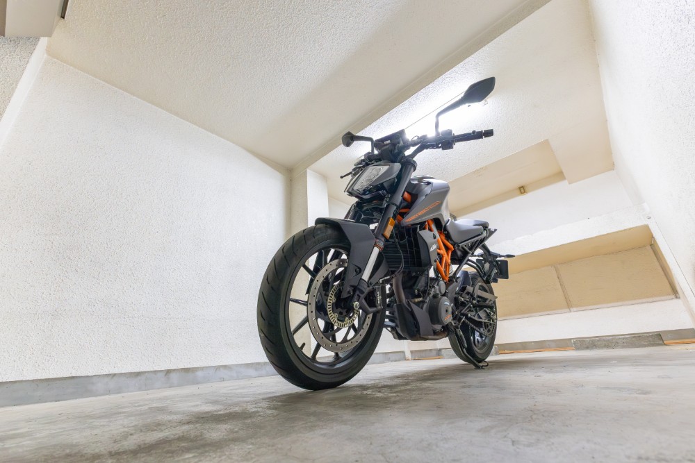 ガレージに駐車したKTM 390DUKE