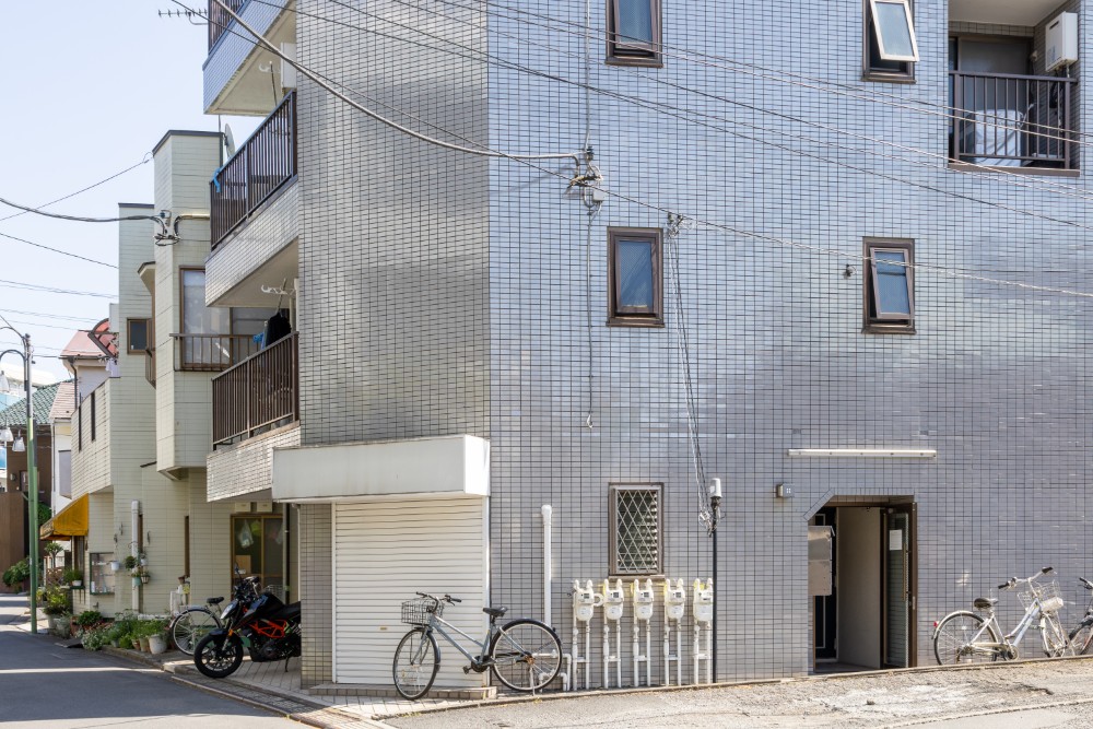 1990年3月築、鉄骨造4階建てマンションの1F部分
