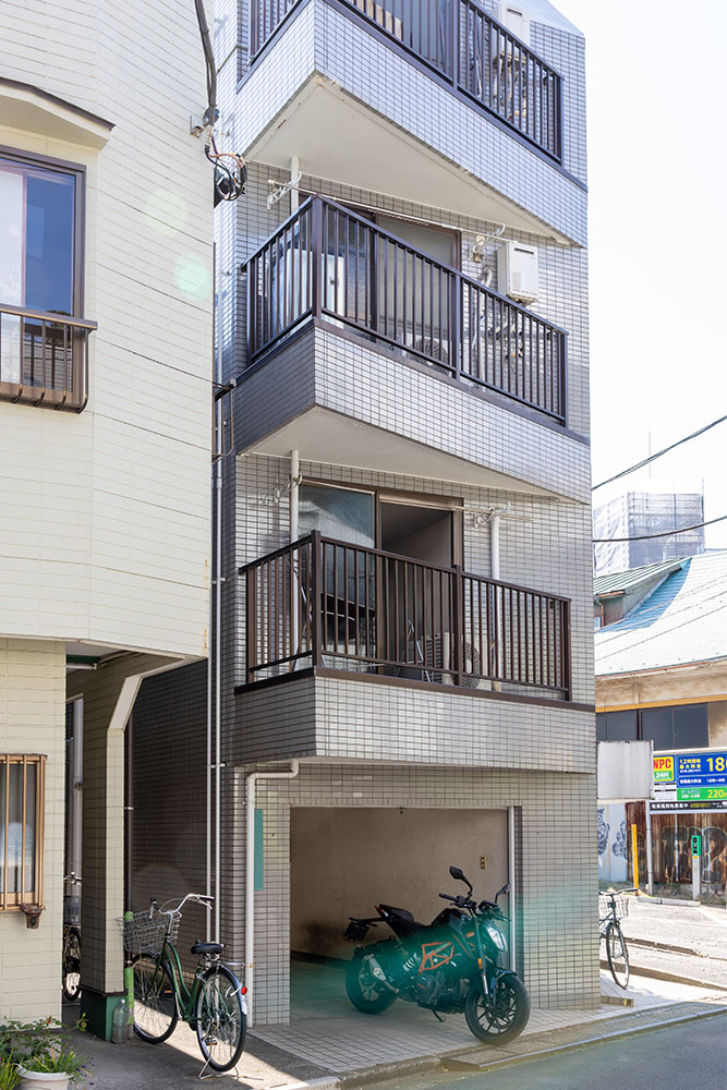 マンション1階がガレージ