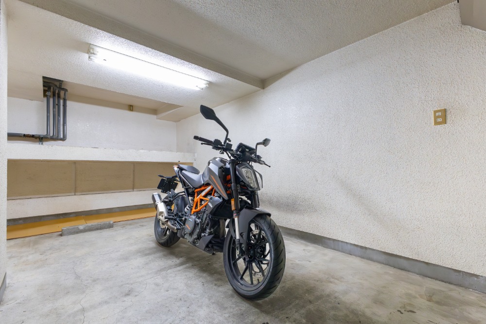 ガレージに駐車したKTM 390DUKE