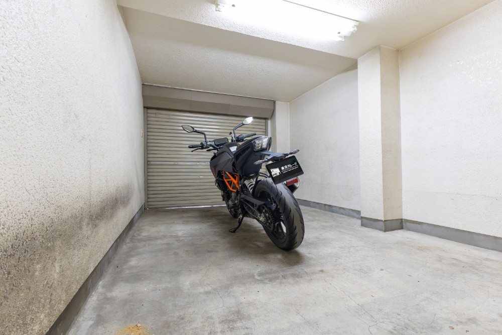 バイク複数台を格納できる横幅2.77m×奥行4.15m