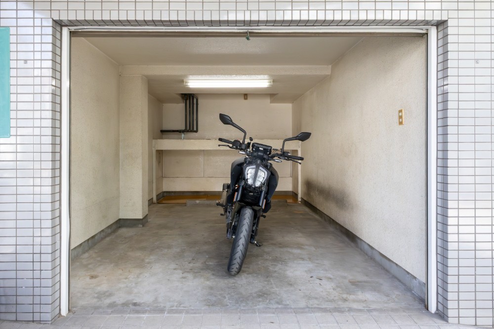 ガレージに駐車したKTM 390DUKE