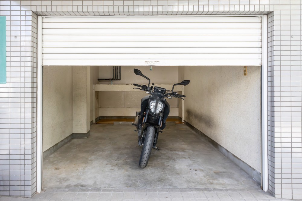 ガレージに駐車したKTM 390DUKE
