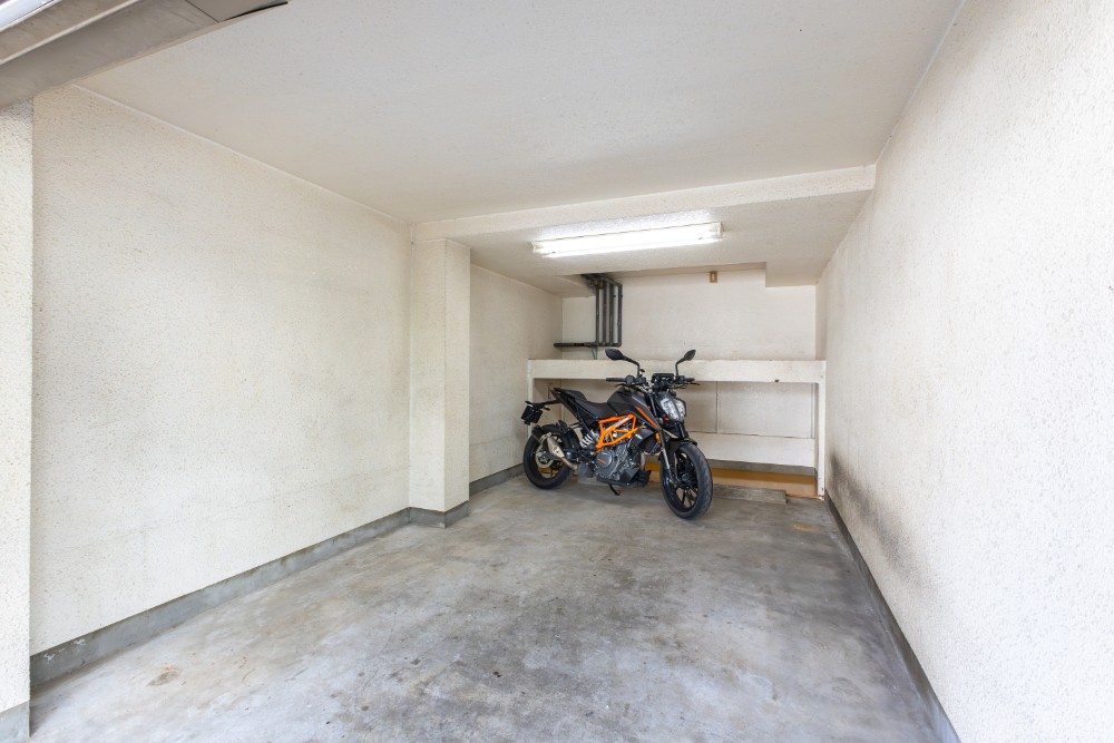 ガレージに駐車したKTM 390DUK