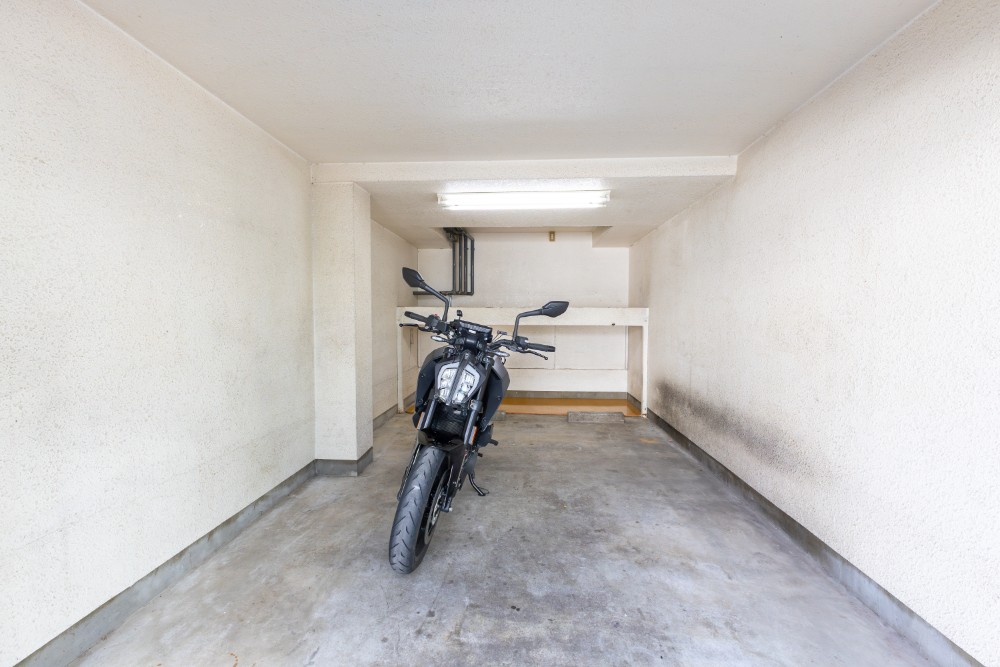 ガレージに駐車したKTM 390DUKE